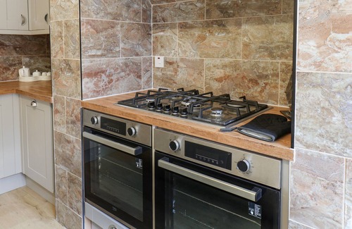 South Cliff House | LONSDALE VILLA, pet friendly, with hot tub in Scarborough