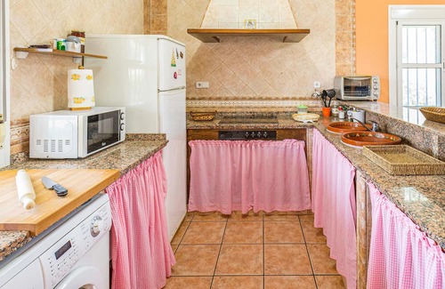 Los Palacios y Villafranca House | Look forward to a fantastic vacation in this cozy vacation home with pool!