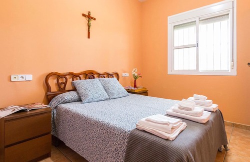 Los Palacios y Villafranca House | Look forward to a fantastic vacation in this cozy vacation home with pool!