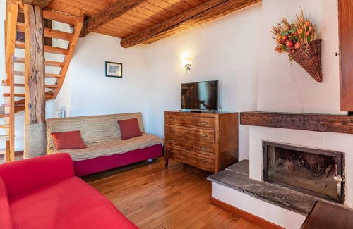 Cheverel Apartment | Look forward to a vacation in this charming vacation apartment with a view of the northern Italian m