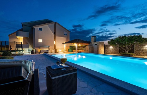 Pristeg House | Look forward to a wonderful vacation in this attractive vacation home with pool.