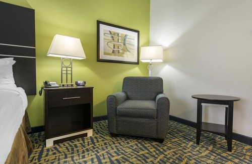 Savannah Hotel | Look No Further! 2 Comfortable Units w/Free Parking, Near City Market!