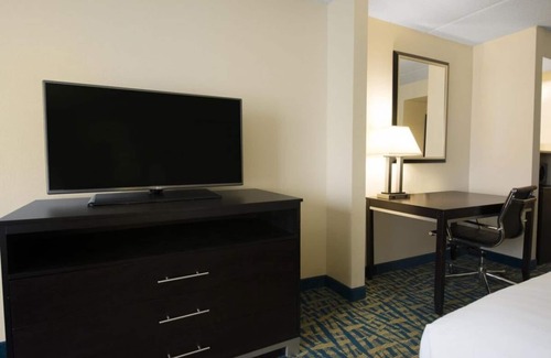 Savannah Hotel | Look No Further! 2 Comfortable Units w/Free Parking, Near City Market!