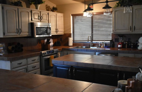 Prescott House | ~LOOK NO FURTHER~ 4,000sf Hillside with Views TV's & Pool table