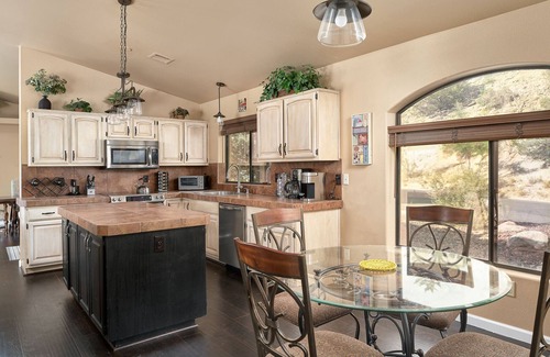 Hidden Valley Ranch House | LOOK NO FURTHER-4,000sf Hillside with Views TV's & Pool Table