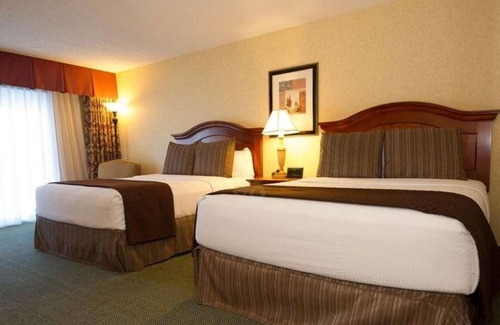 Port Angeles Resort | Look No Further! 4 Classy Units, Outdoor Pool, FREE Parking, Pets Allowed!