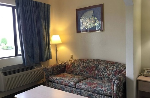 Cabot Resort | Look No More! Free Breakfast & Parking, Outdoor Pool, Minutes to Allman Park
