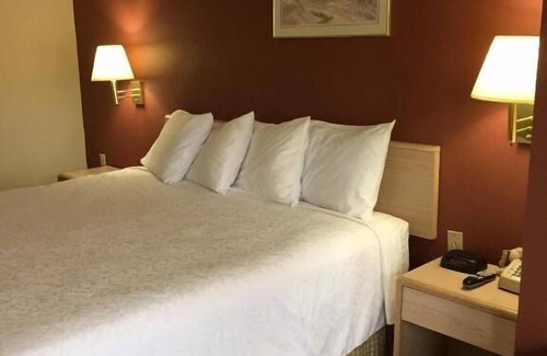 Cabot Resort | Look No More! Free Breakfast & Parking, Outdoor Pool, Minutes to Allman Park
