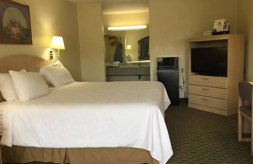 Cabot Resort | Look No More! Free Breakfast & Parking, Outdoor Pool, Minutes to Allman Park