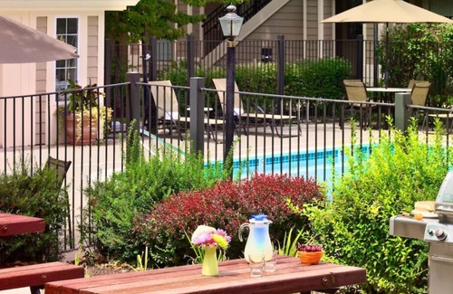 White Station House | Look No More! Outdoor Pool, Pets Allowed Near Children's Museum of Memphis!