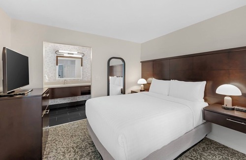 Chatsworth Hotel | Look No More! Three Family-friendly Suites with Kitchens, Pool, Free Breakfast!