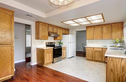 Southwestern Sacramento House | Looking for a vacation? Here you Go! Terrific Family Home with 4 Spacious Bed!