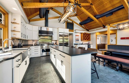 Fish Creek House | Looking for the perfect place for a family gathering or couples get away?