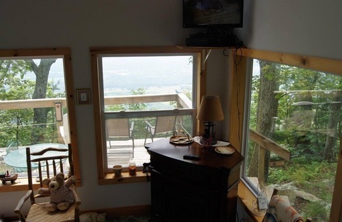Rising Fawn Cabin | LOOKOUT MOUNTAIN CLEAN & COZY CABIN/GREAT VIEWS/HOT TUB, HIKING, PET FRIENDLY