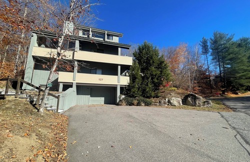 Lincoln House | Loon Family Getaway w/ski shuttle, garage and view