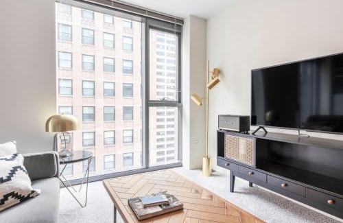 Downtown Chicago Apartment | Loop 1BR w Gym Pool WD nr Financial District CHI-238