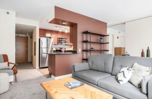 Downtown Chicago Apartment | Loop 1BR w Gym Pool WD nr Financial District CHI-238