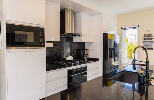 San Nicolas Zuid House | Lord's Suites Summary