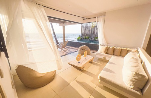 Tolu House | Loretta Beach House + Infty Pool