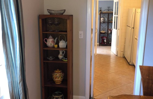 Westwood Apartment | Los Angeles welcomes you to this elegant Westwood Village 2 bedroom charmer!