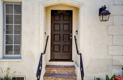 Westwood Apartment | Los Angeles welcomes you to this elegant Westwood Village 2 bedroom charmer!