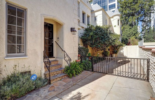 Westwood Apartment | Los Angeles welcomes you to this elegant Westwood Village 2 bedroom charmer!