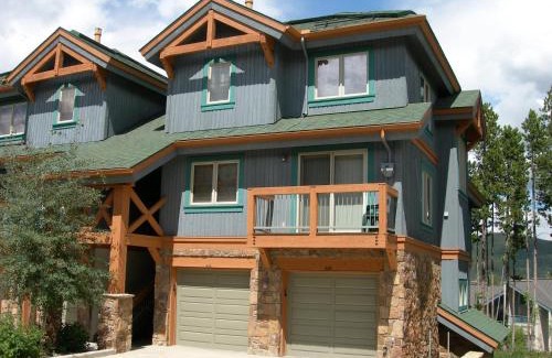 Four O'Clock Apartment | Los Pinos