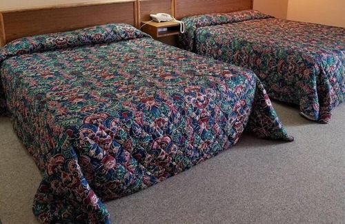 Bridgeport Hotel | Los Tres Gallos