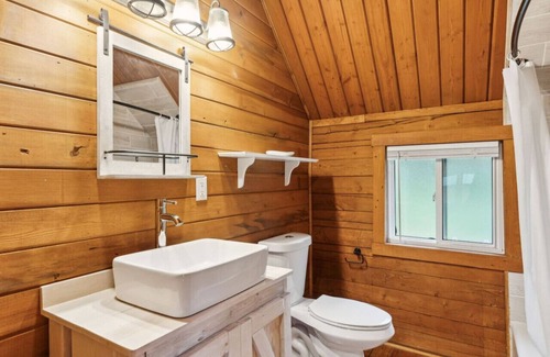 Grantsdale Cabin | Lost Horse Lodge – Double Queen Cabin #14