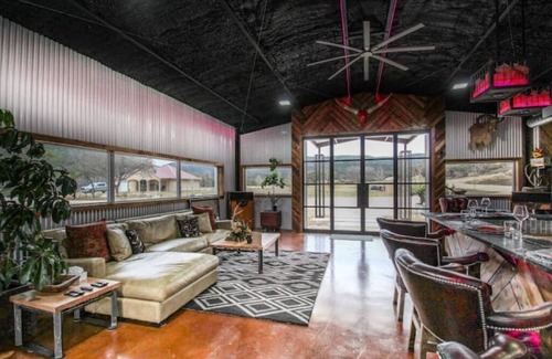 Vanderpool House | Lost Maples Estates - Barndo