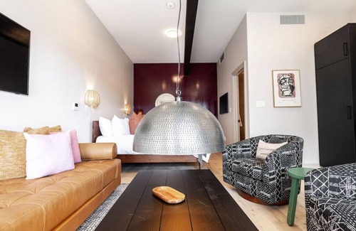 Stratford Apartment | Lot 44: Wood Forbes Unit 4 (King)
