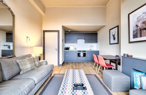 Tollcross Apartment | Lothian Road Apt with Castle View & Elevator