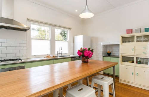 Lorne House | Lotti's Cottage - Prime Position