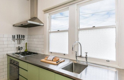 Lorne House | Lotti's Cottage - Prime Position