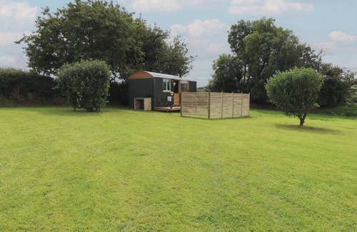 Sticklepath Cottage | LOTTIE'S HUT, pet friendly, with open fire in Okehampton