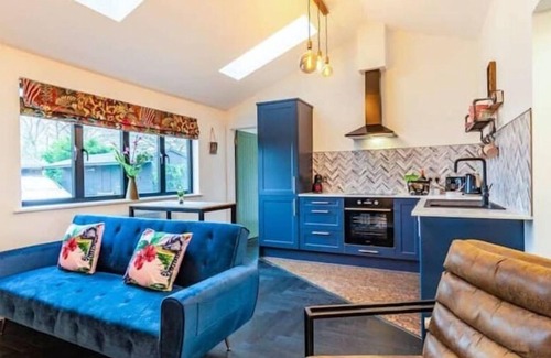 Maidstone House | Lottie's Luxurious Lodge, Dogs Welcome, Parking