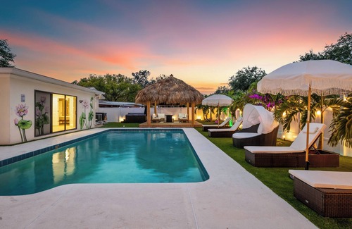 Seminole House | Lotus House ~ Heated Pool ~ Hot Tub ~ Tiki Hut ~ Golf ~ Theater ~ Pool Table