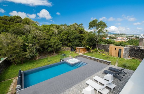 Ponta Delgada House | Lotus House - Heated Pool & Jacuzzi near the Beach