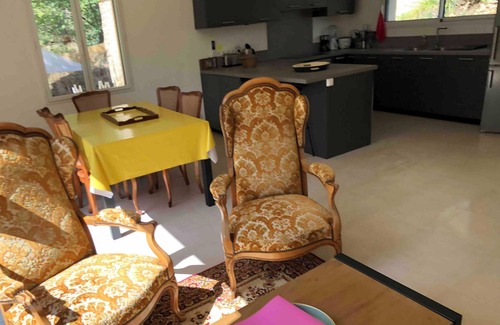 Saint-Leon-sur-Vezere Apartment | Lotus stay in the center of 3 Buddhist monasteries