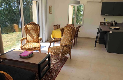 Saint-Leon-sur-Vezere Apartment | Lotus stay in the center of 3 Buddhist monasteries