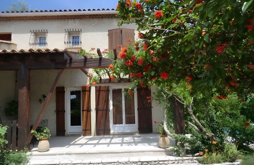 Vedene Villa | Lou Brès in Provence near Avignon with swimming pool and private gardens Wi Fi and air conditioning