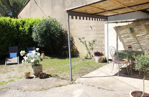 Eygalieres Apartment | Lou Pitchoun Cabanoun à Eygalières "2-3 Personnes"