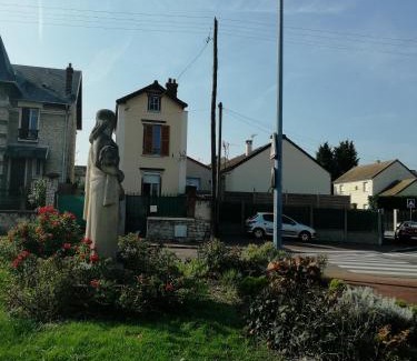 Mantes-la-Jolie Bed & Breakfast | LOUE STUDIO PROPRE !, Endroit très calme, à 5 minutes gare mantes la jolie,