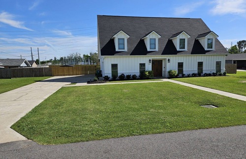 Lake Charles House | LOUISIANA XL LUXURY 5BR RETREAT WITH POOL & MUCH MORE NEAR CASINOS