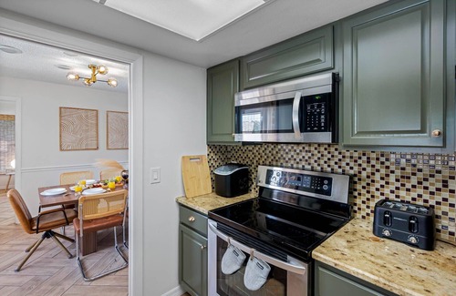 Lake Magdalene House | Lounge & Play in Chic North Tampa Home