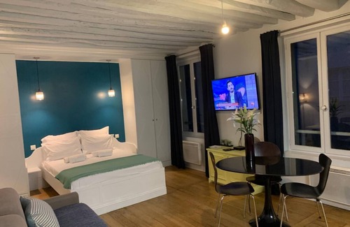Saint-Thomas-d'Aquin Apartment | LOUVRE ST GERMAIN Rue VERNEUIL