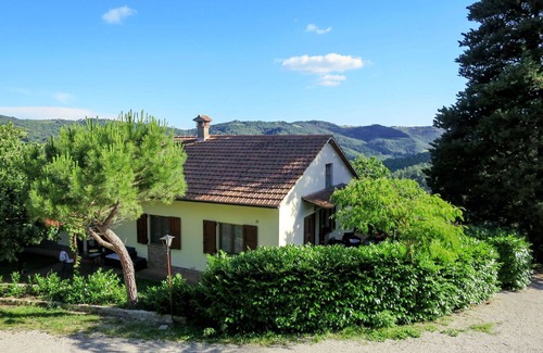 Monte Santa Maria Tiberina House | Lovely apartment in villa for 2 people with pool, WIFI, patio, pets allowed and parking