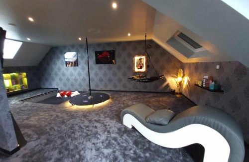 Argentre-du-Plessis Apartment | Love gite avec Spa nage privatif et espace coquin - Le Secret de l'Elixir