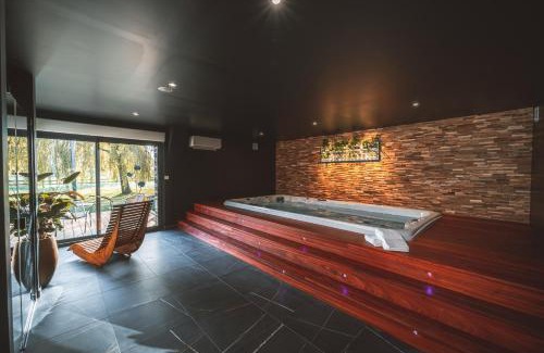 Argentre-du-Plessis Apartment | Love gite avec Spa nage privatif et espace coquin - Le Secret de l'Elixir