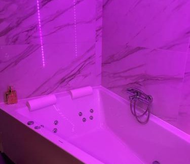 Bourg-l'Eveque Hotel | Love Horizons - Suite vue panoramique - Spa privatif - Rennes Centre